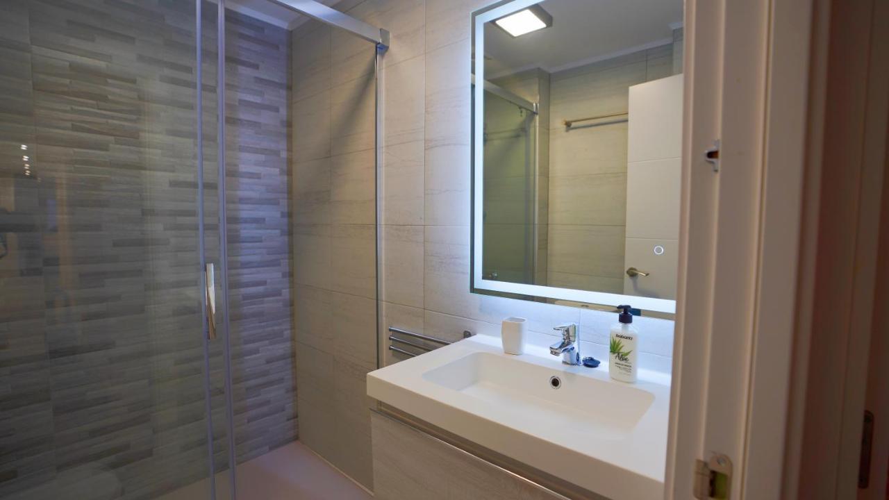 Stylish & Spacious Family Apartment Near Beach & Vibrant Historic Market Alicante Kültér fotó